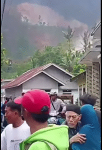 Tanah seolah membelash bukit Situkung langsung roboh ke bawah menimpa di Dusun Situkung, Desa Pandanarum, Kecamatan Pandanarum, Banjarnegara, pada Minggu siang, 16 November 2025, sekitar pukul 13.30 WIB. Setidaknya 20 rumah warga tertimpun. Foto: Instagram@info.padek