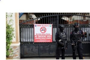 Personel polisi bersenjata berjaga di luar area setelah ledakan terjadi di kompleks sekolah di Jakarta, Indonesia, 7 November 2025. (Foto: REUTERS/Willy Kurniawan)