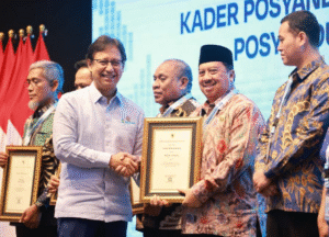 Jombang mendapat penghargaan prestise di dalam pengelolaan penurunan angka stunting tingkat regional terbaik. Menteri Kesehatan Budi Gunadi Sakdin, menyerajkan piagam kepada Bupati Jombang H Warsubi, Rabu 12 November 2025. Foto: Diskominfo Pemkab Jombang
