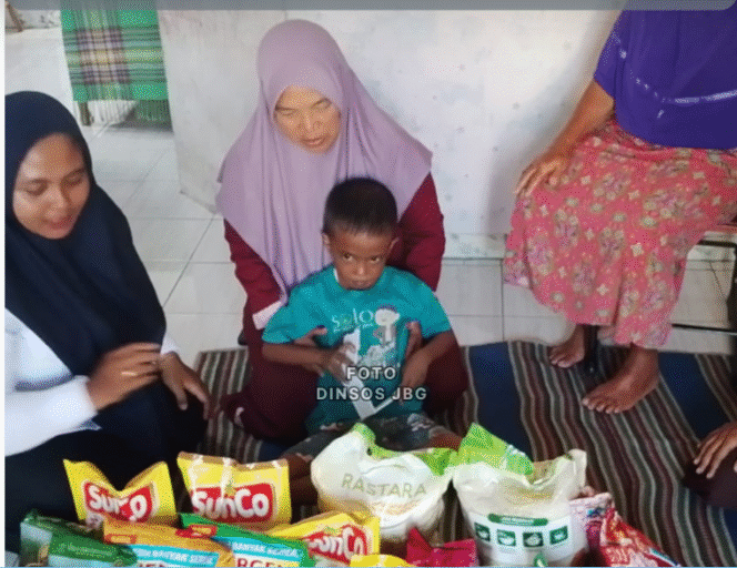 
					Dinsos Pemkab Jombang menyalurkan paket nutrisi kepada anak Sulton, 7, tahun warga , warga Dusun Tondowulan, Desa Temuwulan, Kecamatan Perak, yang sejak lahir mengalami kelainan jantung bocor, 31 Oktober 2025. Foto: jombangkab.go.id