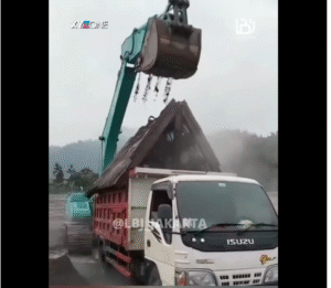Tanpa ragu para penambang pasir di jalur aliran lahar Semeru sudah melakukan aktivitas penambanga, Minggu, 23 November 2025. Tampak pasir masih pansa, asap putih mengepul, saat pasir dinaikikan di bak truk. Foto: Instagram@