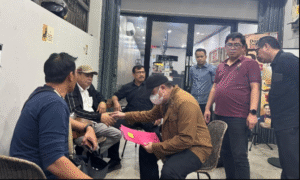 Tim tabur (Tangkap Vuron) Kejaksaan akhirnya membekuk Dedy Yulianto, di Kafe Kenangan, Jakarta Barat, setelah ia menjadi DPO selama 3 tahun. Ia harus mempertangungjawabkan hukum atas dugaan korupsi saat menjabat sebagai anggota DPRB Babel. Foto: Tim Tabur