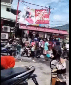 Banyak penjarahan di minimarket di disitribusi logistik di sejumlah wilayah terdampak banjir bandang di Sumatera Utara. Alasannya, korban banjir bandang mengalami kondisi lapar ekstrem. Foto: tangkap layar video Instagram@medsos_medan