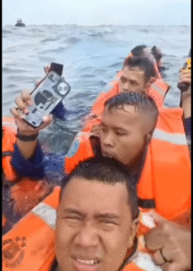 Sebanyak 29 siswa pendididkan Polair, tercebur ke laut akibat kapal yang mereka tumpangi tenggelam dihantam ombak di Teluk Jakarta, Kamis, 13 Nove,ber 2025. Namun mereka berhasill diselamatkan semuanya oleh Tim Gabungan SAR. Foto: Instagram@hellopedia.id