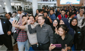 Presiden Direktur PT Freeport Indonesia, Tony Wenas memberikan kuliah umum di depan 1.300 mahasiswa ITS, Rabu 12 November 2025, bicara tentang tambang, energri dan manusia. Foto: Ist