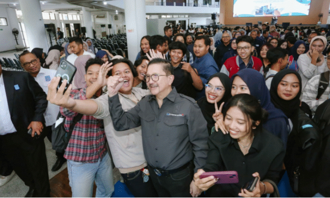 
					Presiden Direktur PT Freeport Indonesia, Tony Wenas memberikan kuliah umum di depan 1.300 mahasiswa ITS, Rabu 12 November 2025, bicara tentang tambang, energri dan manusia. Foto: Ist