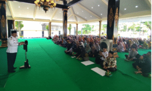 Mewakili Bupati Jombang, Asisten Pemerintahan dan Kesra Setdakab Jombang, Drs. Purwanto, M.KP., menyampaikan sambutan sekaligus menyerahkan santunan  kepada ahli waris dari BPJS Ketenagakerjaan. Foto: Jombangkab.go.id