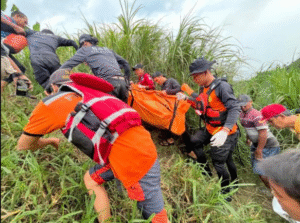 Tim Gabungan SAR dibantu TNI, Polri dan masyarakat berhasil menemukan tiga dari enam mahasiswa UIN Semarang yang terseret air bandang sungai Jolinggo, Kendal, saat mereka beramin tubing, Selasa 4 November 2025. Foto: Idn 