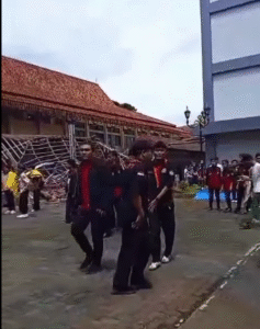 Mahasiswa berhambura memberikan pertolongan kepada rekan-rekannya yang ntertimpun reruntuhan atap pendopo FKIP, Unsil, Tasimalaya, Jabar, Minggu 16 November 2025. Foto: Instagram@adi_irawan_dje