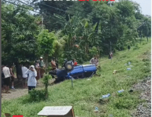 Terlempar belasan meter sebuah mobil Accord hancur tertabrak KA Mutiara Timur, Minggu pukul 10.19 WIB, 30 November 2025. Insiden kecelakaan ini menyebabkan empat orang satu keluarga tewas, dan satu balita hanya luka-luka ringan. Foto: Instagram@wartabromo