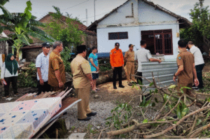 Tium Gabungan Penanggulangan Bencana Pemkab Jombang begreak cepat, selain melakukan evakuasi pohon tumbang, Minggu 2 November 2025, tim juga langsung memberikan bantuan kepada keluarga terdampak bencana aning ribut, Senin, 3 November 2025. Foto: jombangkab.go.id