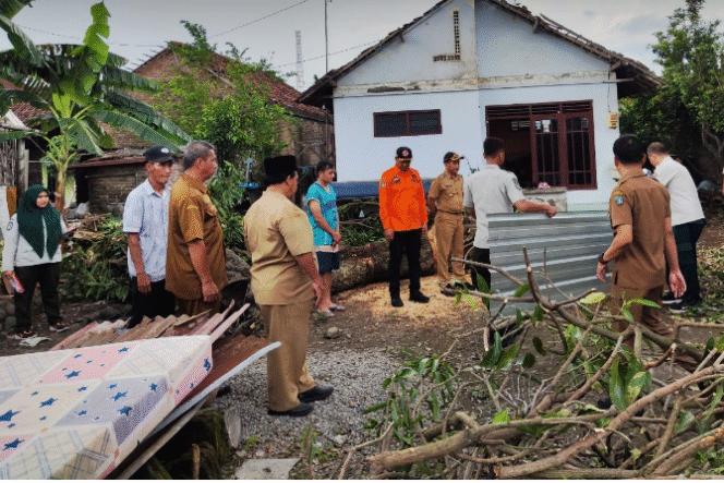 
					Tium Gabungan Penanggulangan Bencana Pemkab Jombang begreak cepat, selain melakukan evakuasi pohon tumbang, Minggu 2 November 2025, tim juga langsung memberikan bantuan kepada keluarga terdampak bencana aning ribut, Senin, 3 November 2025. Foto: jombangkab.go.id