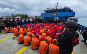 Dirjen PAS memebrangkat sebanyak 130 napi paling berbahaya ke enam LP di Nusakambangan, Sabtu 27 Desem,ber 2025. Foto: okezone.com