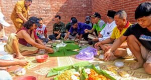 Tradisi tumpengan Duduk Bedemi mengawali pembangunan gerai KDMP Desa Kumitir Jatirejo. Foto.Ist