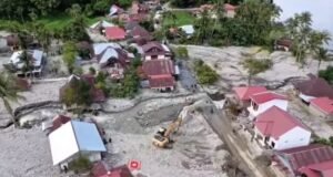 BNPB, Basarnas, TNI, Polri, dan realwan terus berjibaku untuk membantu menmukan dan menolong korban yang akibat banjir bandang di wilauah Sumatera Barat, Sumatera Utara dan Aceh. Foto: BNPB