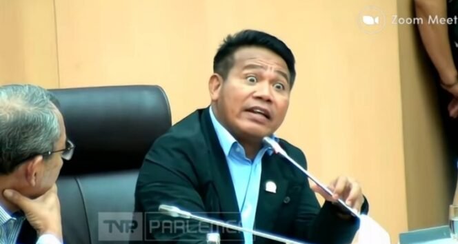 
					Tangkapan layar anggota Komisi XII DPR dari Fraksi PKB, Syafruddin saat menyampaikan kritik soal anggaran daerah kepada Menkeu Purbaya. (YouTube/TVR Parlemen)
