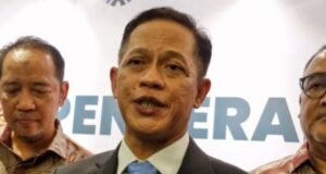 Menteri LH Hanif Faisol lakukan verifikasi lapangan terkait kayu gelondongan di banjir Sumatera. (Instagram/haniffaisolnurofiq)
