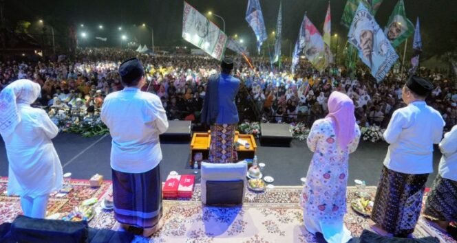 
					Dzikir Akbar bersama Gus Iqdam di Taman Bahari Mojopahit. Dok.Humas