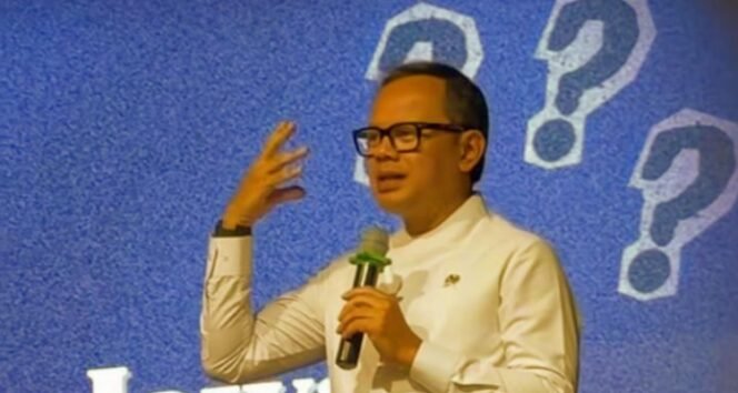 
					Wamendagri Bima Arya sebut Bupati Aceh Selatan bisa kena sanksi hingga pemberhentian tetap usai foto umrah viral. (Dok Ist)

