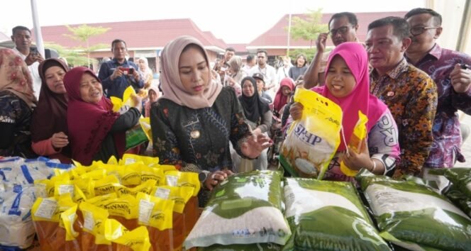 
					Jelang Liburan Nataru Digelar Gerakan Pangan Murah di Pasar Ketidur, Mojokerto. Dok.Humas