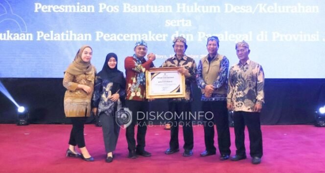 
					Penyerahan penghargaan digelar di Graha Unesa Surabaya, Kamis (11/12/2025). Ist