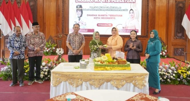 
					Peringatan Hari Ulang Tahun ke-26 Dharma Wanita Persatuan (DWP) digelar di Ruang Sabha Mandala Madya Balai Kota Mojokerto pada Jumat (12/12). Ist