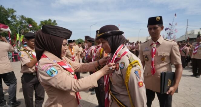 
					Wali Kota Mojokerto melantik 1.378 Pramuka Garuda dari pasukan Siaga, Penggalang. Dok.Humas