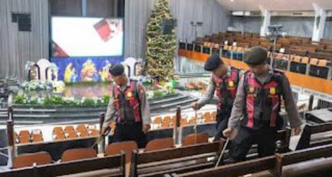 
					Satsamapta Polres Mojokerto Kota Lakukan Sterilisasi di Sejumlah Gereja.(Dok.Polresta Mojokerto)