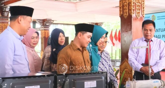 
					Pemkab Mojokerto Serahkan Bantuan Peralatan untuk UMKM (IST)