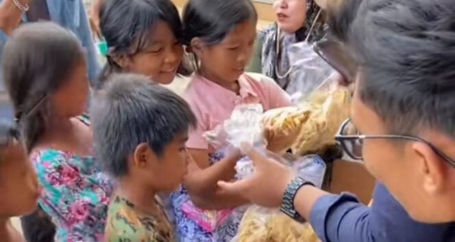 
					Tangkapan layar keceriaan anak-anak Aceh Tamiang di tengah penanganan banjir bandang. (TikTok/PAPAY_YA)