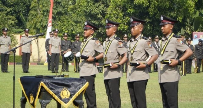 
					Kapolda Jatim Kukuhkan 247 Bintara Remaja. Dok. SPN Polda Jatim 