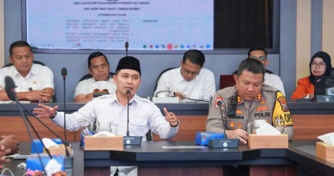 
					Bupati Mojokerto Muhammad Albarraa menerima audiensi kepala desa dan perangkat. Dok.Diskominfo