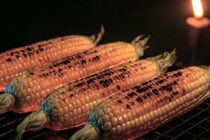 Jagung bakar di malam tahun baru sering kali menjadi kenangan manis yang diingat sepanjang tahun. (Copilot.AI)
