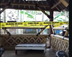 Polisi memasang police pada sebuah gazebo sebuah warung di Jalan Bungur, Kecamatan Patrang, Jember,Sabtu 27 Desember 2025. Korban meninggal sehari kemudian secara berturut-turut hingga Senin 29 Desember 2025. Foto: Instagram@portaljtvcom