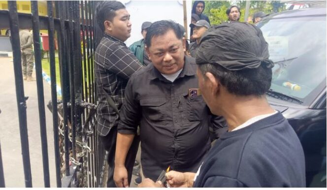 
					Sigit Imam Basuki saat segel pagar kantor Pemkab Sidoarjo (Foto: IST)