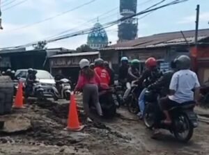 Ilustrasi pengerjaan perbaikan jalan di Brigjen Katamso Waru, Sidoarjo, Jumat (5/12/2025). 