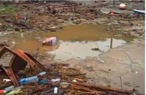 Petugas bersama warga membersihkan akses jalan dan kawasan parkir pantai Crystal Bay, Desa Sakti, Nusa Penida Klungkung pasca dilanda banjir, Selasa (9/12). (BP/Istimewa)