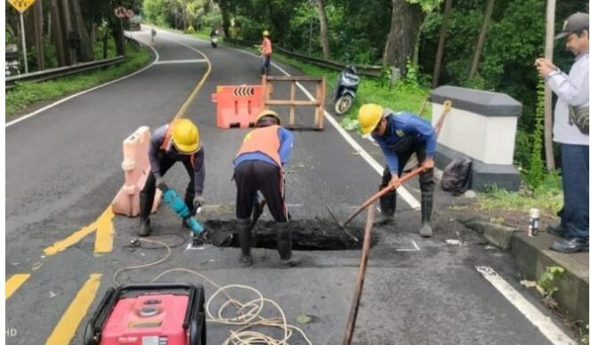 
					Petugas melakukan penanganan jalan jebol di jalur nasional Denpasar-Gilimanuk, Selemadeg, Tabanan, Selasa (2/12). (BP/Istimewa)