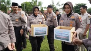 Personel Polres Jombang saat galang dana bagi korban bencana alam Aceh, Sumatera Utara dan Sumatera Barat