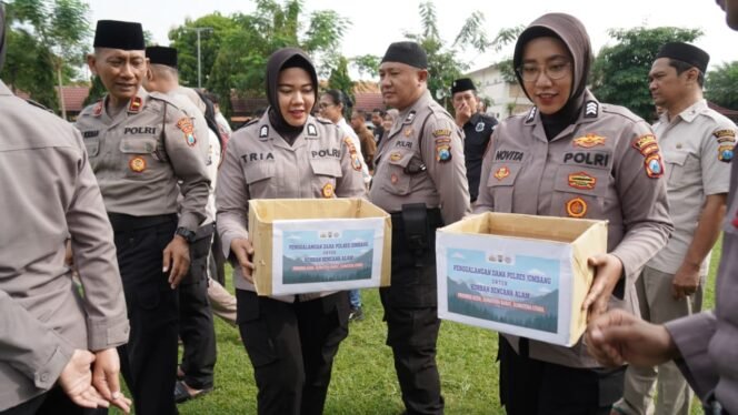 
					Personel Polres Jombang saat galang dana bagi korban bencana alam Aceh, Sumatera Utara dan Sumatera Barat