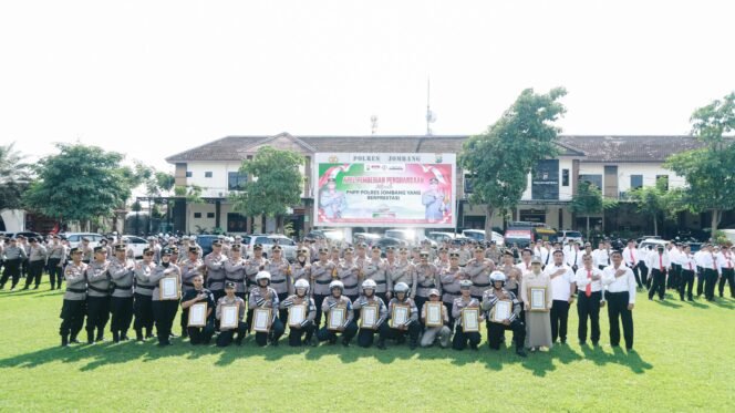 
					Seluruh penerima penghargaan foto bersama dengan Kapolres beserta jajaran usai upacara penerimaan