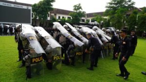 Kapolres Jombang bersama sejumlah personel saat latihan Dalmas
