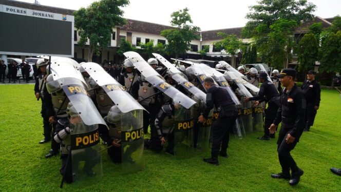 
					Kapolres Jombang bersama sejumlah personel saat latihan Dalmas