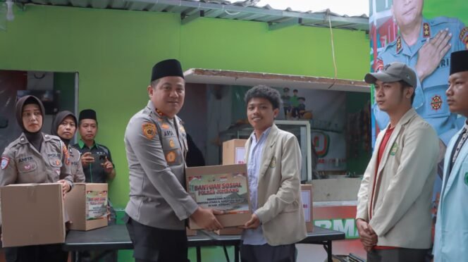 
					Kapolres Jombang saat menyerahkan bantuan secara simbolis kepada salah satu mahasiswa
