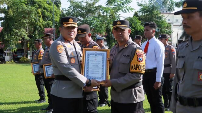 
					Kapolres Jombang saat serahkan penghargaan 