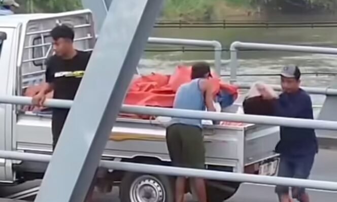 
					Viral, Limbah Daging Dibuang ke Sungai Brantas Jombang, Penyidikan Dimulai