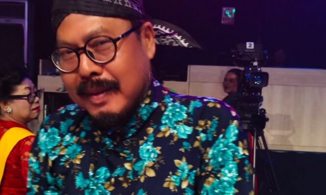 
					Sanggul dan Kebaya: Komitmen Cak Ris Menjaga Identitas Nusantara