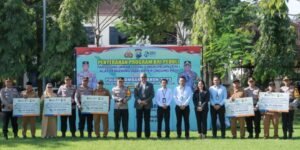 Penerima bantuan TJSL saat foto bersama 