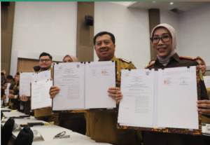 Pemprov Jawa Timuer meneken kerja sama dengan Kejaksaan Tinggi di dalam penerapan dan pelaksanaan pidana sosial bagi pelanggara ringan, dilaksankaan di aula Unair, Surabaya, Senin 15 Desember 2025. Tampak bupati Jombang H Warsubi dan Kepala Kejaksaan Jombang Dyah Ambarwati, S.H., M.H. turut serta menandatangani kesepakatan kerja sama itu. Foto: Jombangkab.go.id