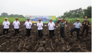 Program Percepatan Swasembada Gula Nasional melalui kegiatan Bongkar Ratoon dan Pengembangan Areal Tebu tahun 2025 resmi diluncurkan di Kabupaten Jombang, Jawa Timur, pada Rabu (3/12/2025).  Foto: Jombangkab.go.id